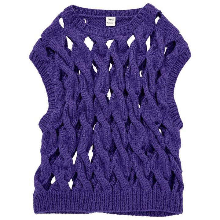 ざっくりとした透かしケーブル編みがレイヤードを楽しく。ベスト￥15,400（アングリッド）