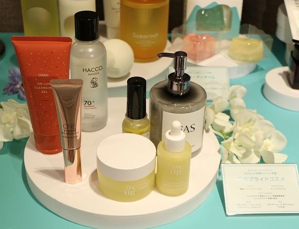 希少な国産繭シルクエキス、発酵はちみつエキス、ビタミンC誘導体を配合した「FAS / FAS ザ ドレープ ボディミルク YUGIRI」(写真右)など“日本のプライド”を感じさせる商品も