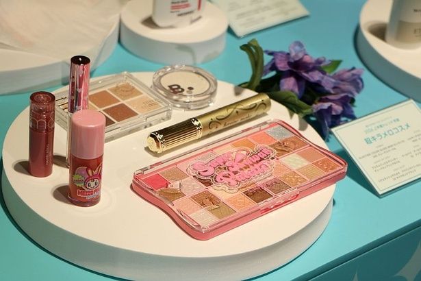 「キャンメイク」からは“平成っぽいカワイさ”を意識したアイシャドウパレット「スーパーかわいい！パレット」などが登場