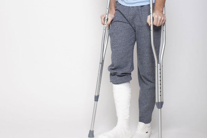 相次ぐ人気タレントの負傷…笑いと安全の狭間で