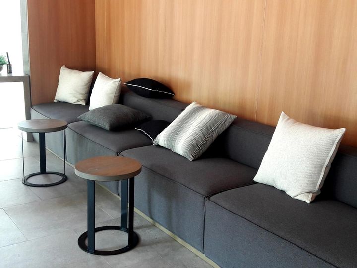 画像: 【タワマンロビーが観光地化！？】居住者専用の空間に“スーツケース集団” → 目的が衝撃すぎた！