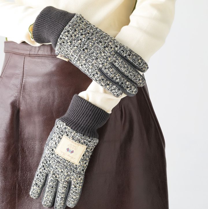 イギリスの名門ファブリックメーカー、MOON社のツイード生地を使用したグローブ。