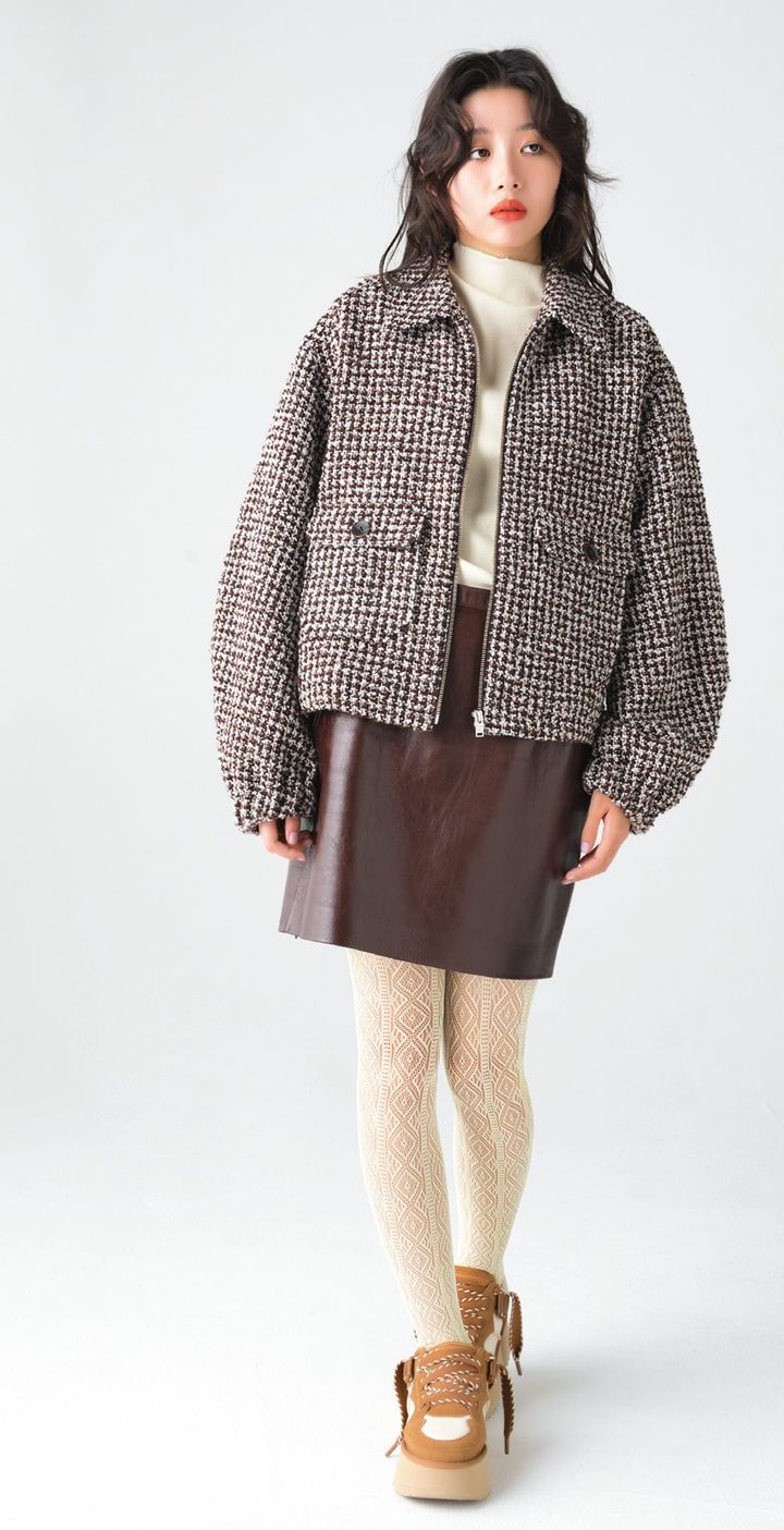 ツイードのショート丈のブルゾン。