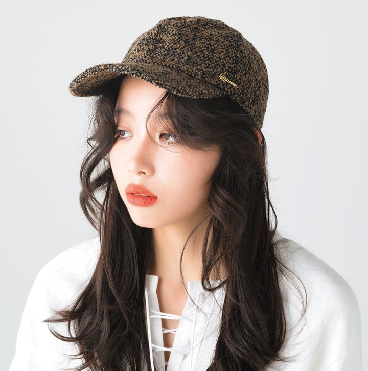 シザーのメタルパーツがさりげないアクセントのキャップ。