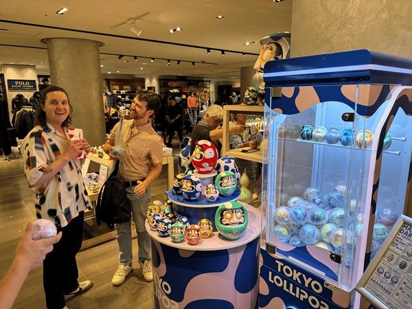 【東京都中央区】「TOKYO LOLLIPOP」旗艦店が銀座に誕生！180cm超の巨大販売機で魅力的なアイテム販売