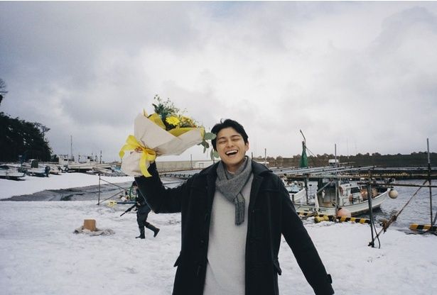 眞栄田郷敦、達成感伝わるクランクアップ時のオフショット [c]2025「港のひかり」製作委員会