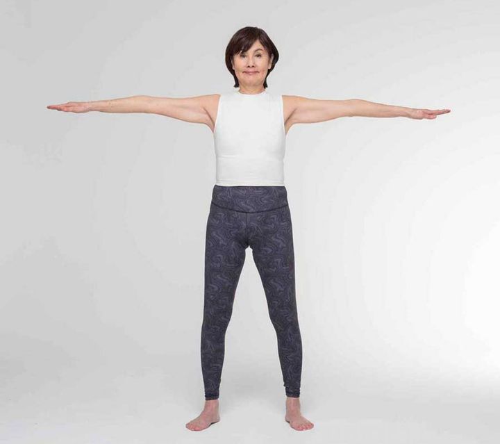 【１】 両手を水平に上げ、足は肩幅よりも少し開いて立ちます。