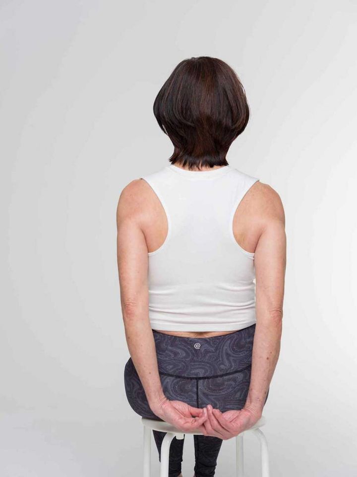 【２】両手を後ろにまわして組みます。