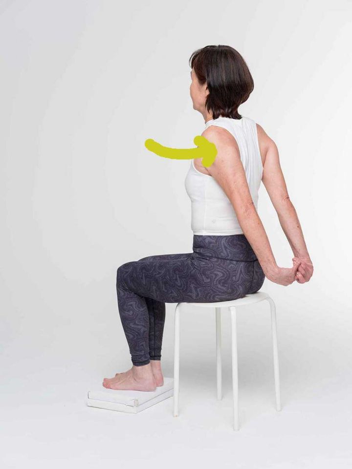 横から見たポーズ。自然な呼吸で行いましょう。