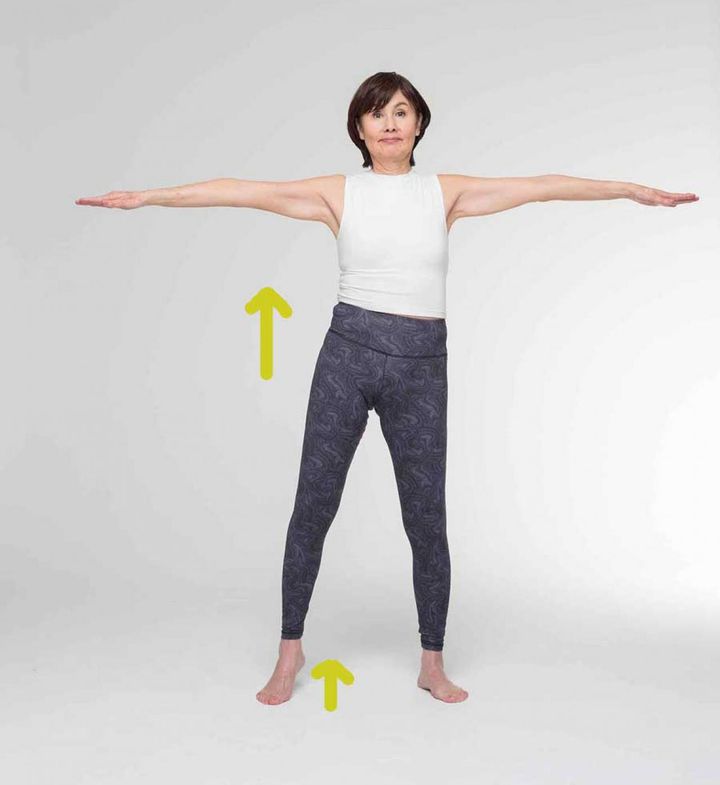 【２】 右のかかとをもち上げ、右の骨盤をぐいっと上へ。