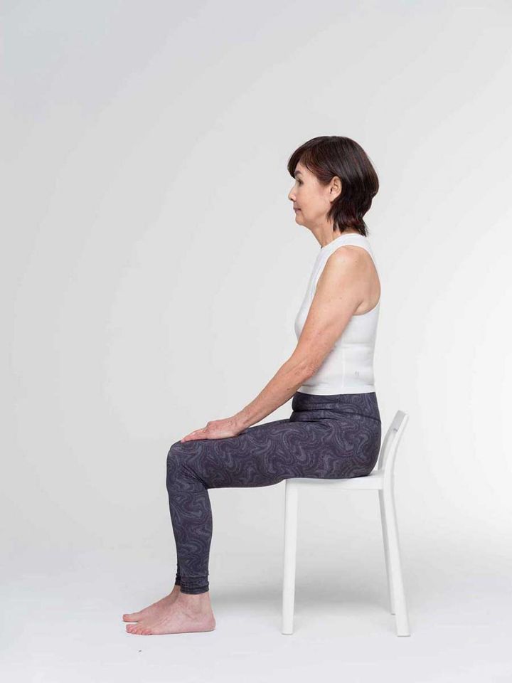 【１】イスに座り、背筋を伸ばします。