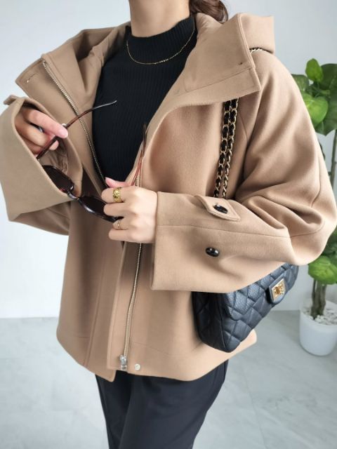 コージーメルトンショートフーディコートを着たコーデ