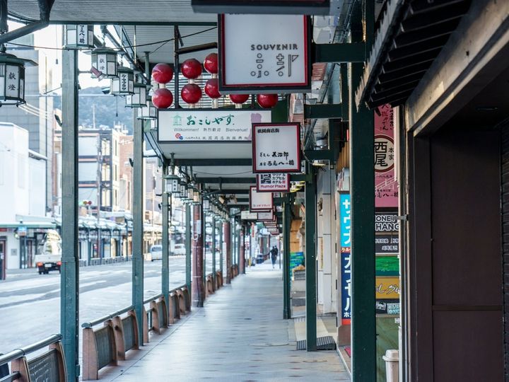 All About ニュース編集部は、全国20～70代の男女250人を対象に「商店街・市場」に関する独自のアンケート調査を実施。好き＆行ってみたい「京都府の商店街・市場」で1位に選ばれたのは？