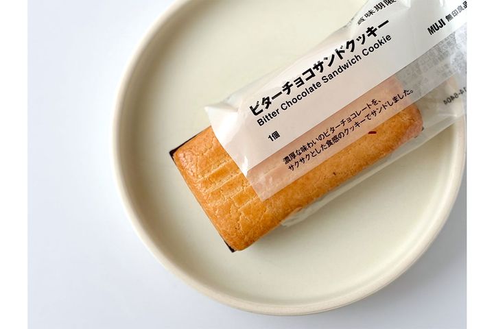 無印良品「ビターチョコサンドクッキー」／¥ 250（税込み）
