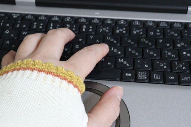 セリアのパソコン作業ができるハンドウォーマー レトロフラワー柄