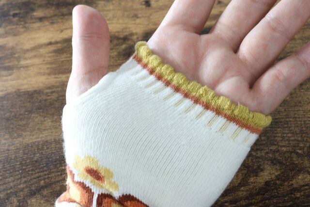 セリアのフリル付きハンドウォーマー レトロフラワー柄