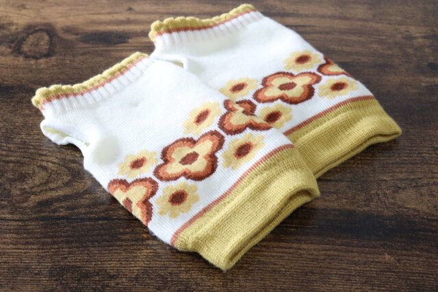 セリアの可愛いハンドウォーマー レトロフラワー柄