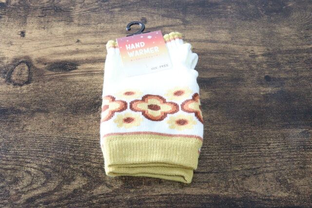 セリアのハンドウォーマー レトロフラワー柄のパッケージ