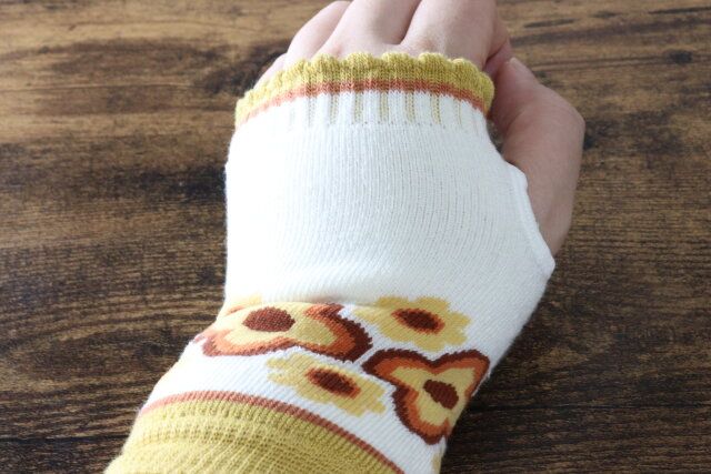 セリアのフリーサイズのハンドウォーマー レトロフラワー柄