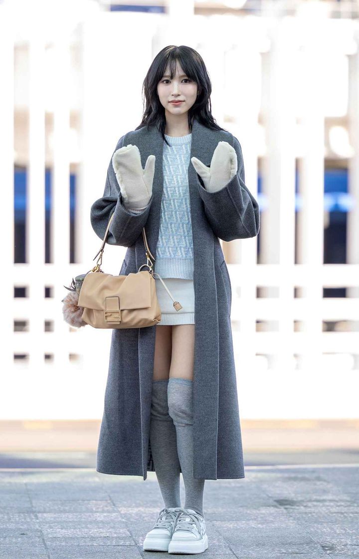 画像: 【TWICE ミナ】グレーのグラデーションでフレンチシックに