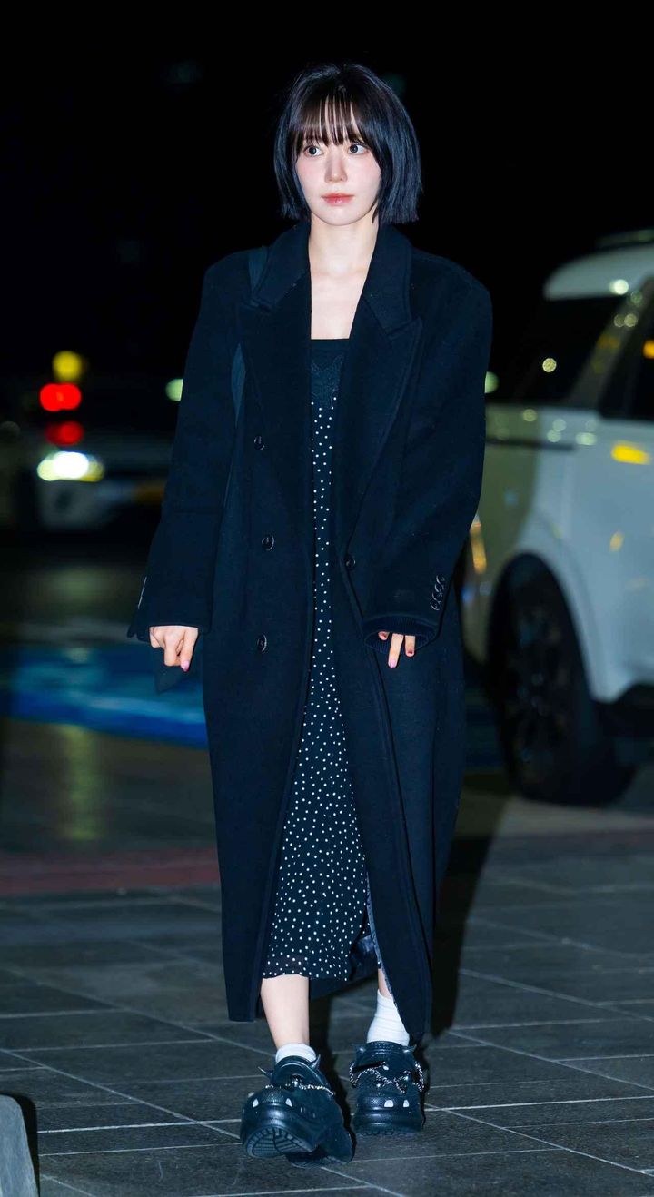 画像: 【LE SSERAFIM サクラ】黒のワントーンに遊び心を