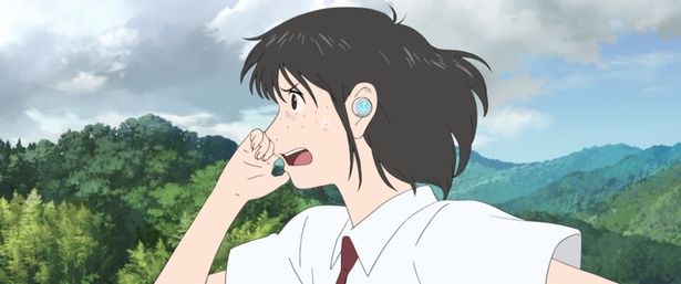 ベルの現実での素顔は、地方に住む女子高生のすず。心に傷を負ったすずは歌うことで救われていく（『竜とそばかすの姫』) [c]2021スタジオ地図