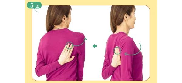 肩甲骨を左右に動かす