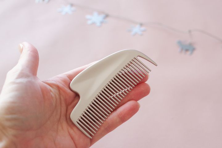 プチギフトにピッタリなプライスと心地よい“かっさ機能”も癒し「グロッシーケア メタルカッサコーム」