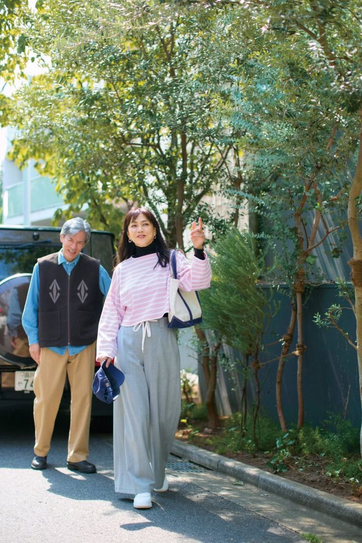  帽子¥4,620／ニューエラ、ピアス¥18, 590／バルブス（ズットホリック） 【夫】ベスト¥72,600／ナイジェル・ケーポン（アウターリミッツ）、シャツ¥2,990／ユニクロ、パンツ¥7,990／ギャップ、靴¥29,700／ブランドストーン（シードコーポレーション）