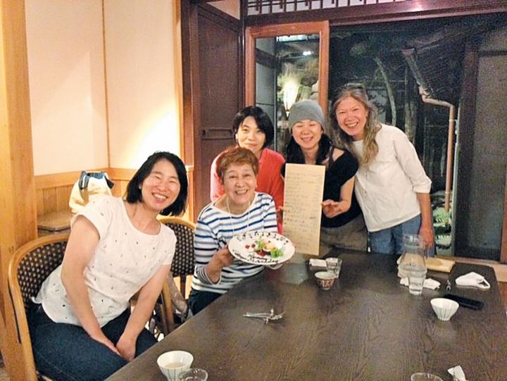 「滋賀県の長浜市にはまっています」。長浜市の仲間が誕生会を開いてくれた。