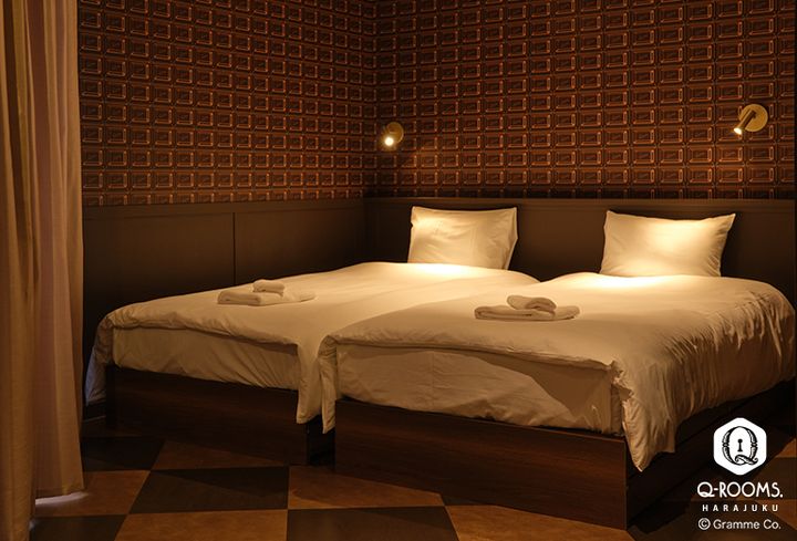 「Bitter Chocolate Room」（税・サービス料込）1部屋1泊 8万8000円～／©︎Q-ROOMS. HARAJUKU