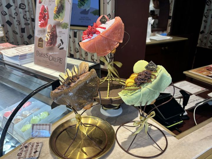 （上から時計回りに）「いちごドレスクレープ」「抹茶ドレスクレープ」「チョコドレスクレープ」各1100円