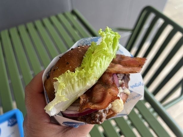 自家製ドレッシングが具材にマッチした「シーザーベーコンバーガー」