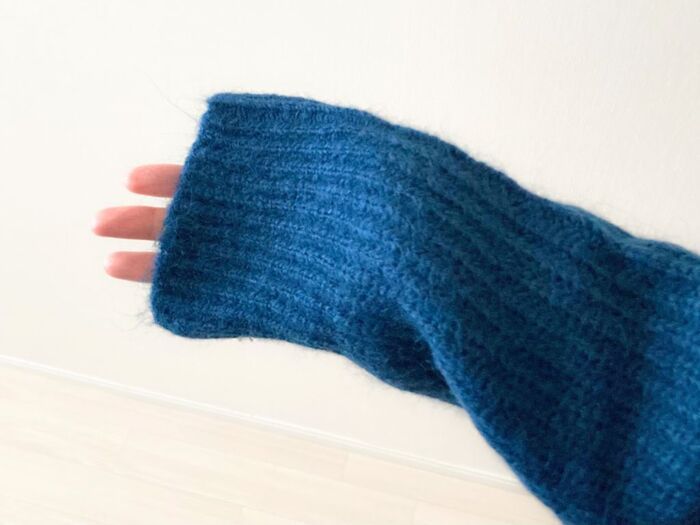 【ユニクロ】ゆるっと感がおしゃれ。40代が使える『Vネックセーター』が感謝祭価格に！これは絶対買いです♪