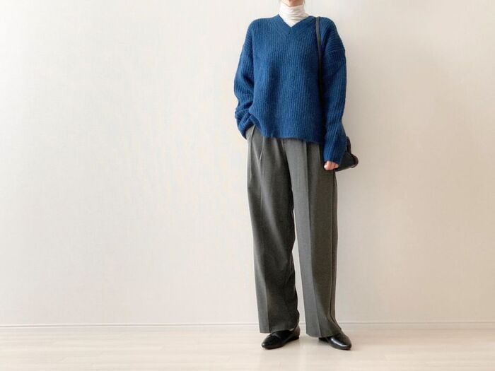 【ユニクロ】ゆるっと感がおしゃれ。40代が使える『Vネックセーター』が感謝祭価格に！これは絶対買いです♪
