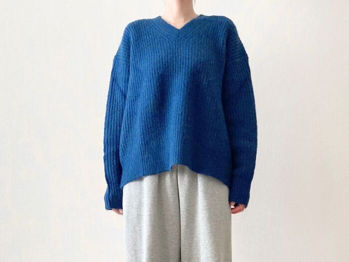 【ユニクロ】ゆるっと感がおしゃれ。40代が使える『Vネックセーター』が感謝祭価格に！これは絶対買いです♪