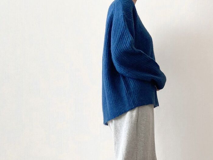 【ユニクロ】ゆるっと感がおしゃれ。40代が使える『Vネックセーター』が感謝祭価格に！これは絶対買いです♪