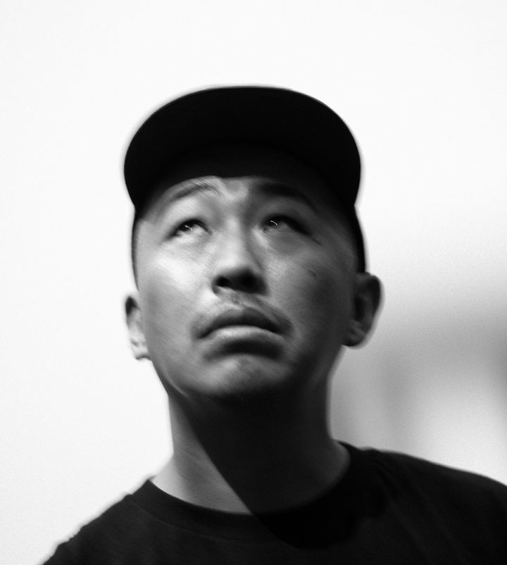 『ケイコ 目を澄ませて』（2022）、『夜明けのすべて』（2024）など、外の世界の心地よい距離感や時間に触れ、回復へと向かう心の動きを丁寧に捉えてきた三宅唱監督。