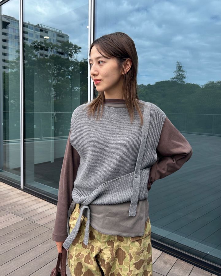 ビームスボーイのグレーのニットベストとロンTを重ねた大人カジュアルなレイヤードトップスの着こなし