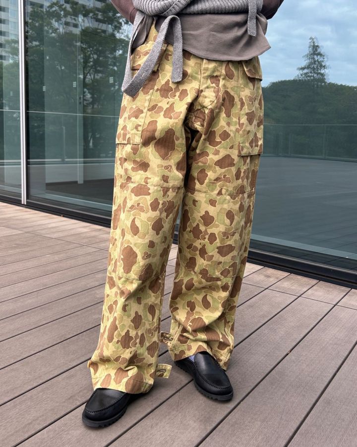 ビームスボーイのカモフラージュ柄をプリントしたワイドシルエットのミリタリーパンツ