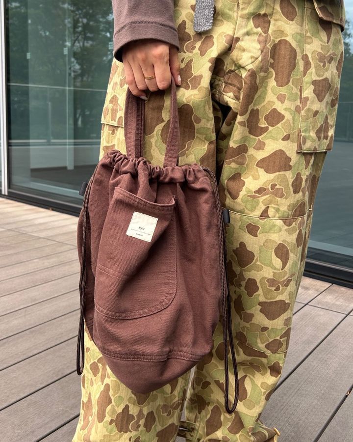 大人のカジュアルコーデになじむ、ビームスボーイのブラウンのカラーデニムのバッグ