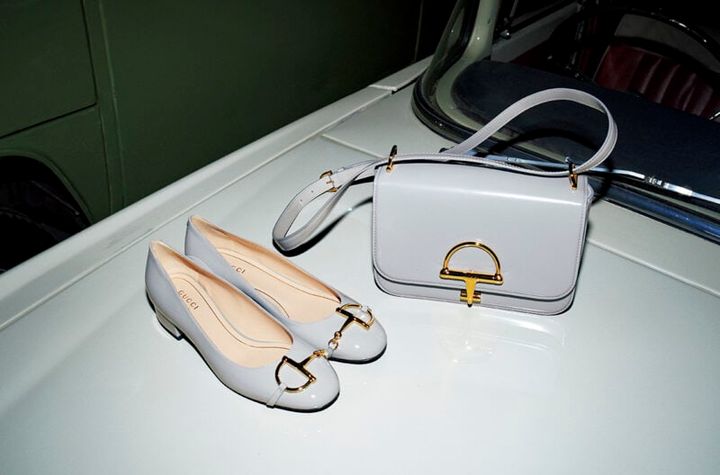 右：バッグ［H14×W 22.5×D8］￥605,000、左：パンプス［H2.5］￥163,900（ともにグッチ／グッチ クライアントサービス）