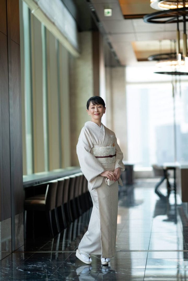 着物〈御召し〉¥198,000、帯¥275,000、帯揚げ¥16,500、帯締め¥9,350 ／すべて田園調布 秀や、リング¥146,300／ヒロタカ（ヒロタカ 表参道ヒルズ）、バッグ¥273,900／ジミー チュウ、その他／スタイリスト私物