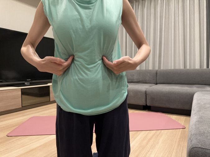 息を吐きながら、指を優しく差し込み、押しほぐす。