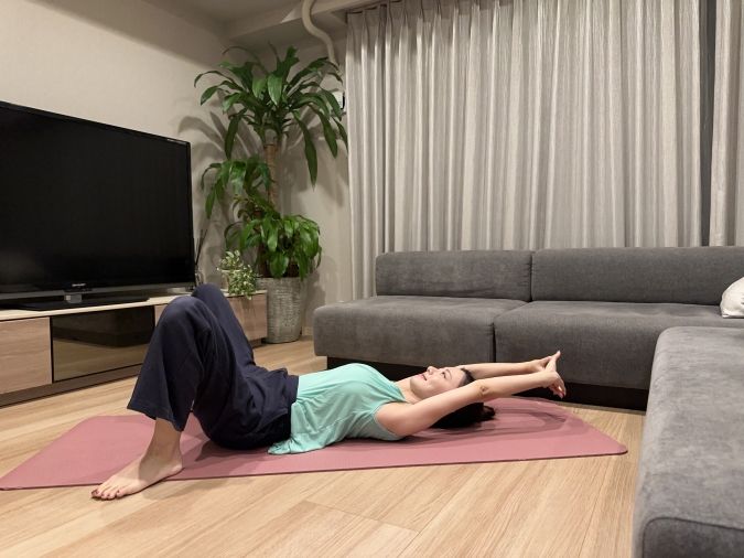 次に足幅を肩幅より広めにし、つま先は外側へ向ける。