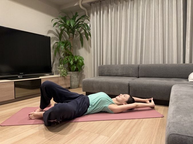 息を吐きながら、脚をゆっくりと左右に倒す。