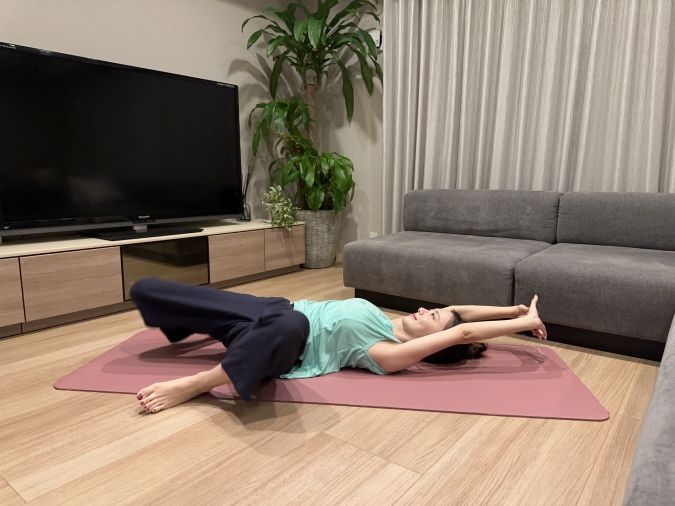 息を吐きながら、左右に倒す。この時に腰が反らないように気をつけながら、そけい部や腿の前を伸ばす。