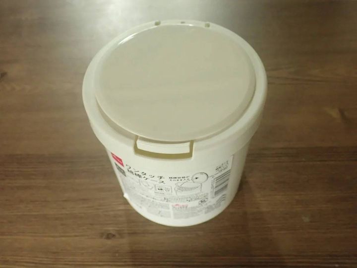 DAISO(ダイソー)：ワンタッチ綿棒ケース(ホワイト)