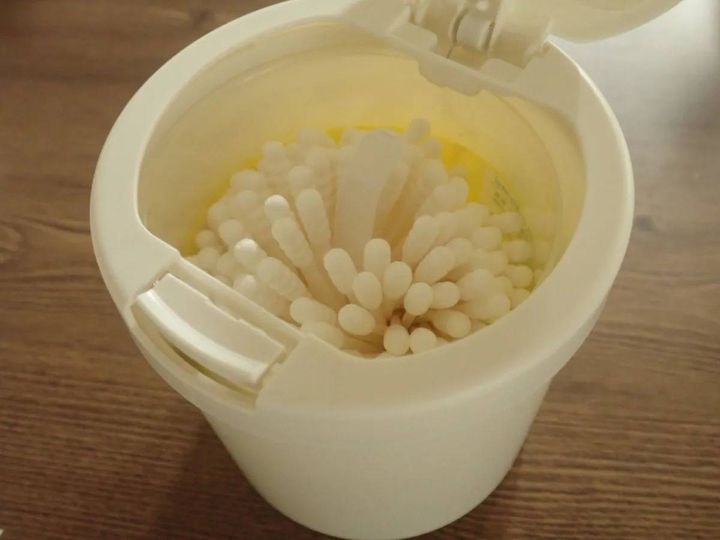 DAISO(ダイソー)：ワンタッチ綿棒ケース(ホワイト)