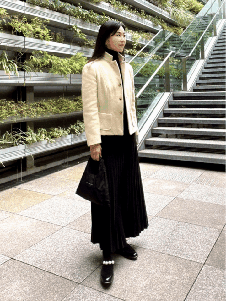 桜井智子さんのマキシ丈リブスカートにジャケットを合わせたスタイル①